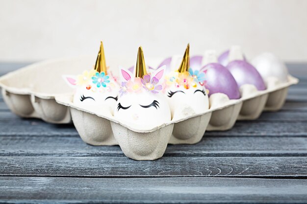 Uova di unicorno nella scatola su sfondo di legno Buona Pasqua Attività per bambini Foto di alta qualità