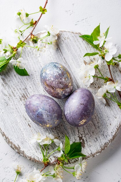 Uova dipinte di Pasqua con effetto marmo