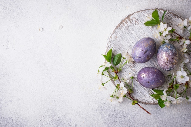 Uova dipinte di Pasqua con effetto marmo