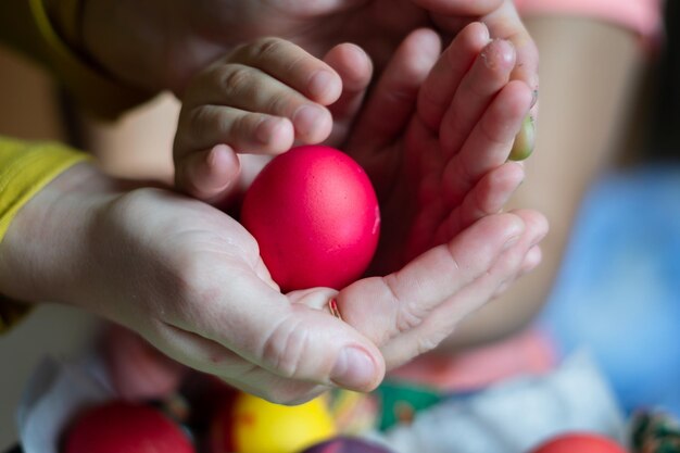 uova dipinte il giorno di pasqua