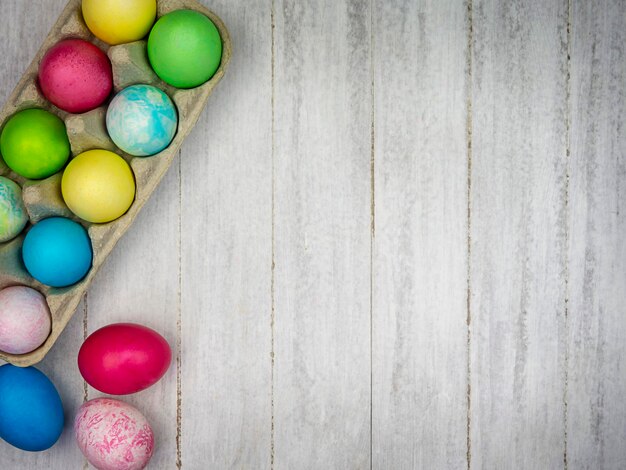 Uova dipinte multicolori su sfondo grigio Concetto di Pasqua