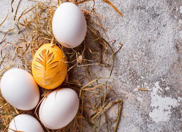 Uova dorate e bianche del pollo di Pasqua