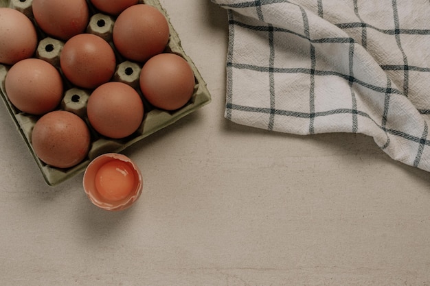 Uova e asciugatutto su un tavolo di marmo Ingredienti per cucinare Close up tuorlo