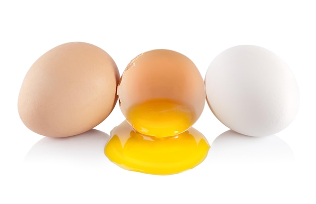 Uova e tuorlo giallo isolato su uno sfondo bianco. Tracciato di ritaglio