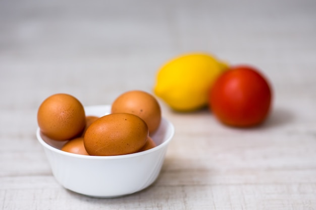 Uova fresche biologiche per colazione