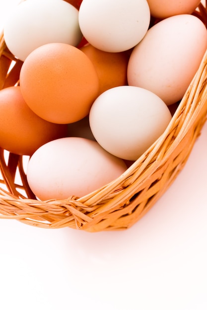 Uova fresche consegnate dalla fattoria locale.