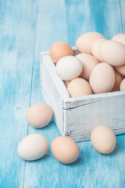 Uova fresche dell'azienda agricola del pollo nella casella