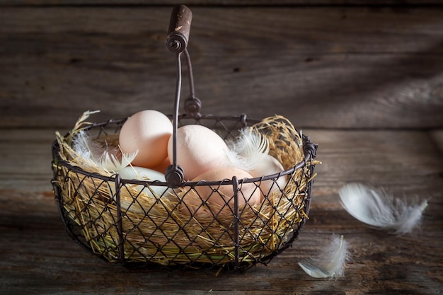 Uova fresche di allevamento all'aperto nel cestino