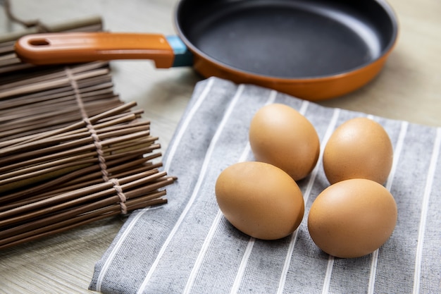 Uova fresche di gallina vengono messe sul tavolo per preparare il cibo.