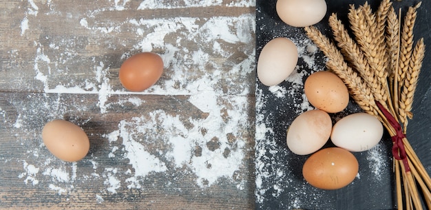 Uova fresche e alcune spighe di grano