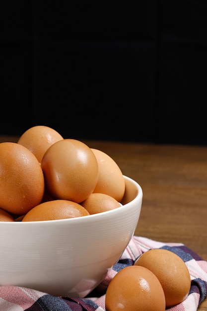 Uova fresche in ciotola di ceramica bianca.