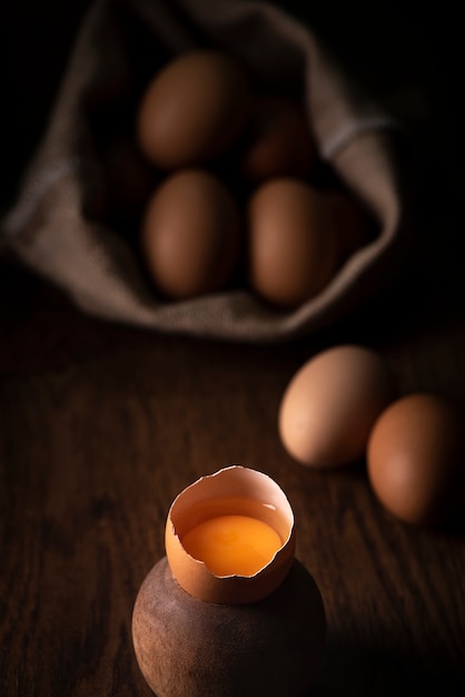 Uova fresche sul tavolo di legno