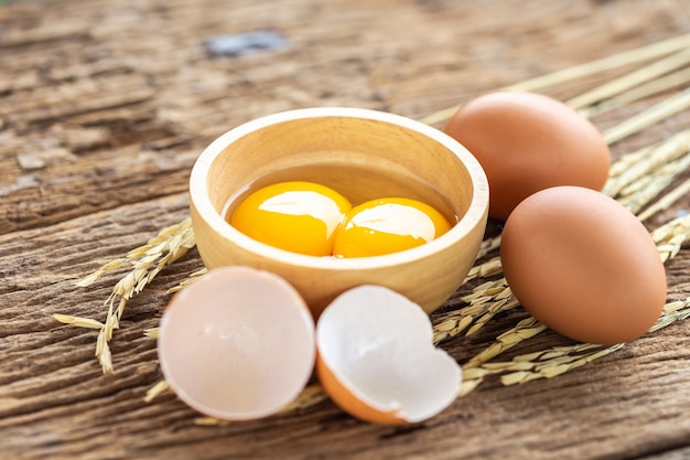 Uova fresche sul tavolo in legno per il concetto di cibo