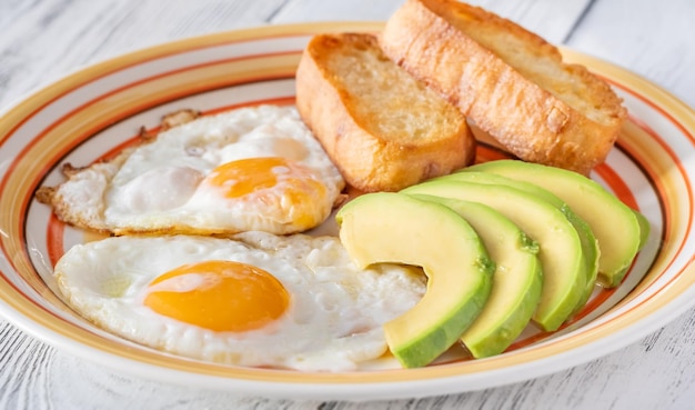 Uova fritte con avocado