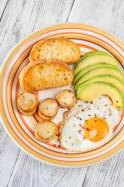 Uova fritte con avocado