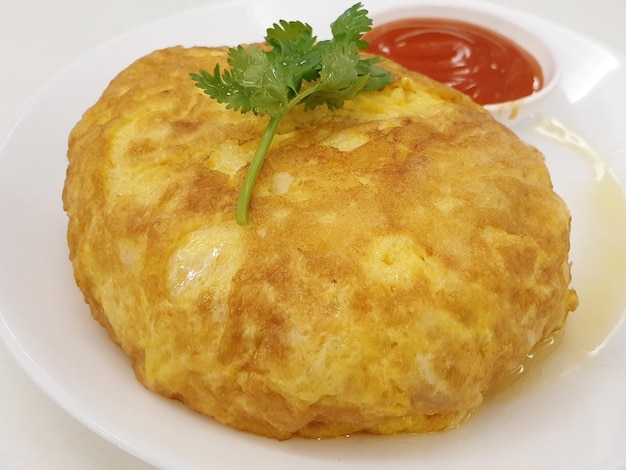 Uova fritte con cibo tailandese ripieno di granchio