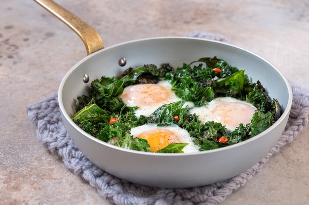 Uova fritte con foglie di cavolo verde