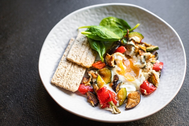 uova fritte con frittata di verdure pronte da cucinare e mangiare