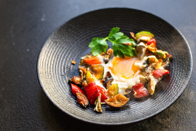 uova fritte con frittata di verdure pronte da cucinare e mangiare