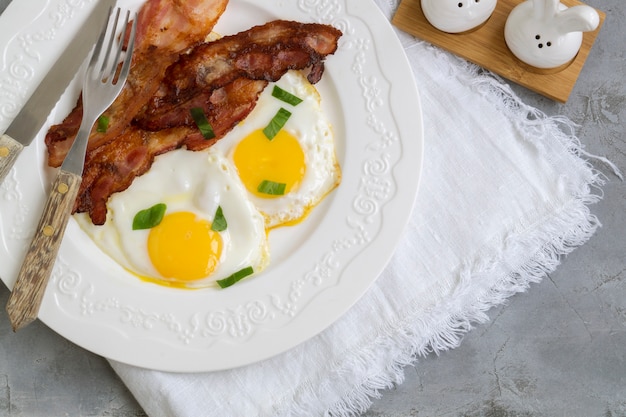 Uova fritte con pancetta. Sunny side up egg