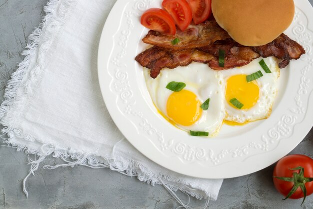 Uova fritte con pancetta. Sunny side up egg