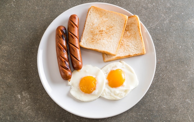 uova fritte con salsiccia e pane