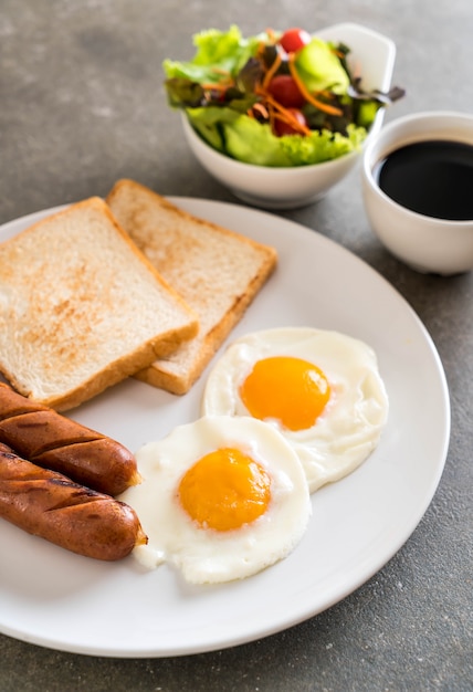 uova fritte con salsiccia e pane