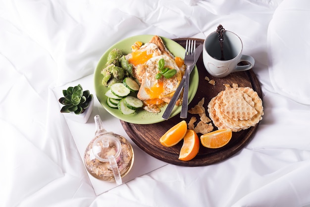 Uova fritte con toast e tè a letto