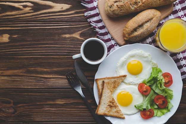 Uova fritte e bevande per colazione