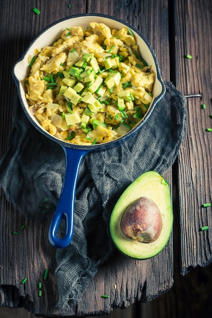 Uova fritte gustose con erba cipollina e avocado