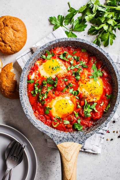 Uova fritte in salsa di pomodoro con erbe