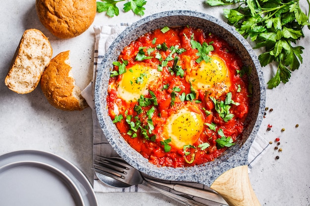 Uova fritte in salsa di pomodoro con erbe