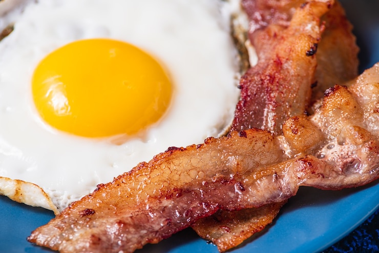 Foto uova fritte inglesi con pancetta.