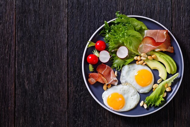 Uova fritte lattuga avocado ravanello prosciutto di arachidi