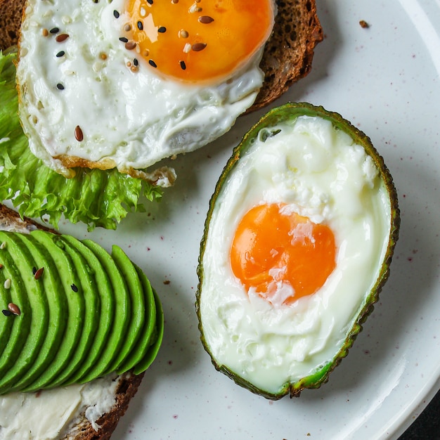 uova fritte nella prima colazione sana dell'avocado