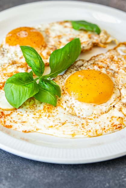 uova fritte proteine tuorlo colazione fresco pasto sano cibo spuntino dieta sul tavolo copia spazio cibo