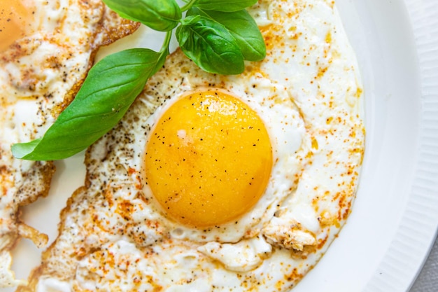 uova fritte proteine tuorlo colazione fresco pasto sano cibo spuntino dieta sul tavolo copia spazio cibo