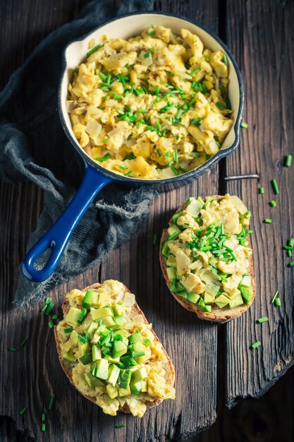 Uova fritte sane con avocado per colazione