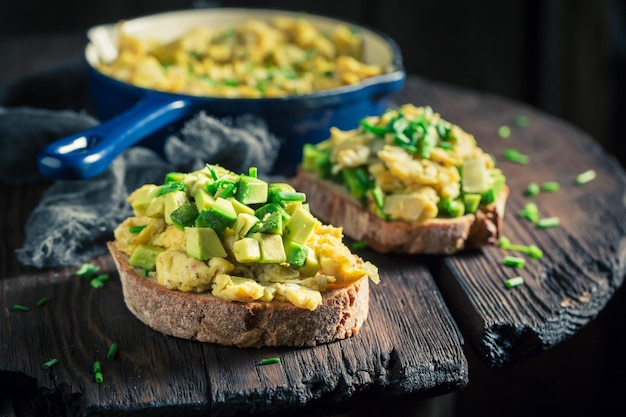 Uova fritte sane con erba cipollina e avocado