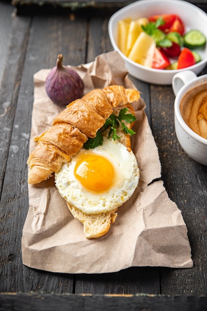 Uova fritte tuorlo d'uovo colazione tazza di caffè liquido pasto fresco spuntino sul tavolo copia spazio cibo