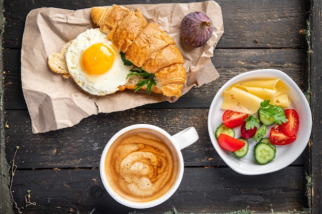 Uova fritte tuorlo d'uovo colazione tazza di caffè liquido pasto fresco spuntino sul tavolo copia spazio cibo