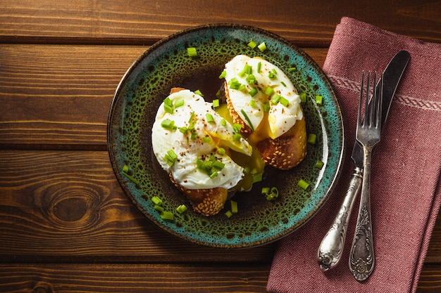 Uova in camicia su baguette con verdure