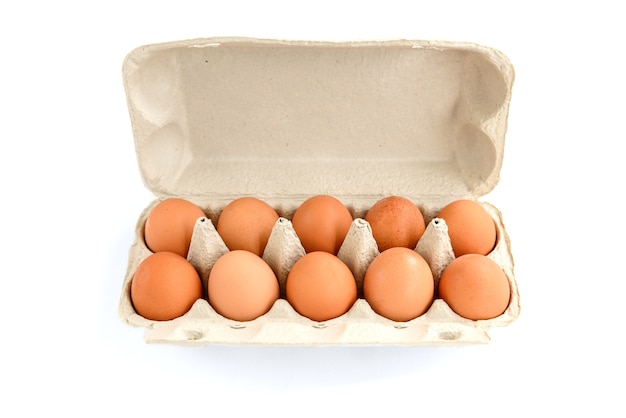 Uova in confezione isolata su bianco