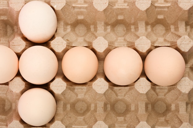 Uova in un vassoio a forma di croce. tendenza minimalista, vista dall'alto. Vassoio per uova.
