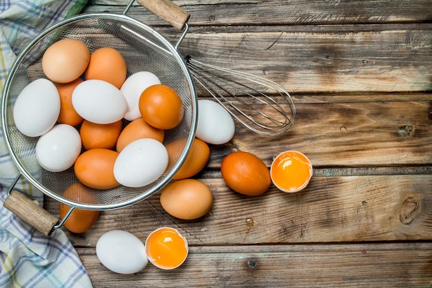 Uova in una casseruola con una frusta