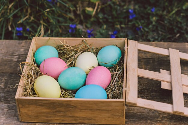 Uova in una scatola di legno. Concetto di Pasqua.