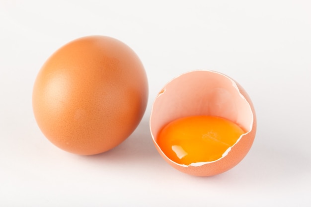 Uova isolate su superficie bianca