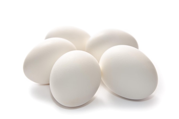Uova isolate su uno sfondo bianco