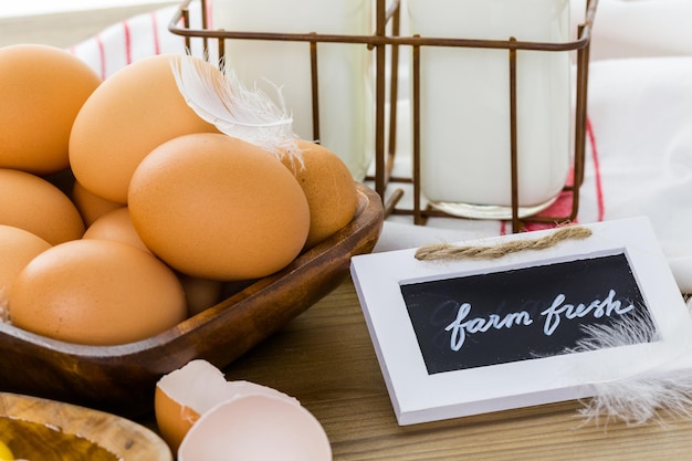 Uova, latte e burro freschi dell'azienda agricola sulla tavola di legno.