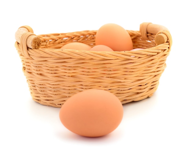 Uova marroni fresche nel carrello